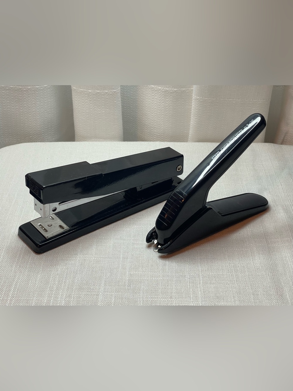 Black Desktop ace Stapler and Max Staple Remover RZ-3F Set - Office Essentials